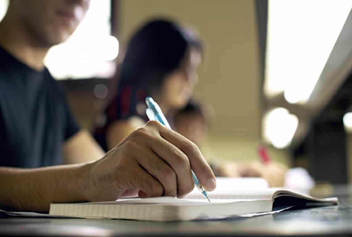 Mano con lápiz mecánico escribiendo