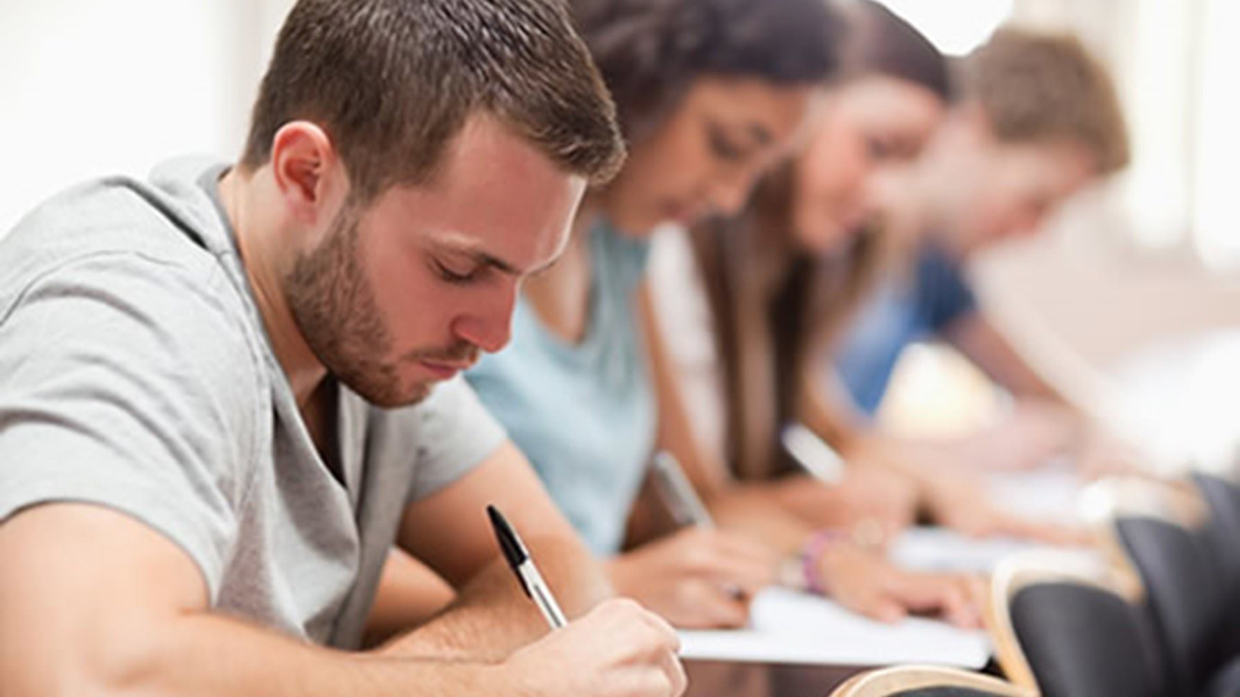 Grupo de jóvenes concentrados en escritura