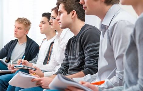 Grupo de jóvenes prestando atención. Con la mira al frente
