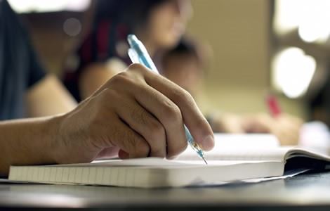 Mano con lápiz mecánico escribiendo