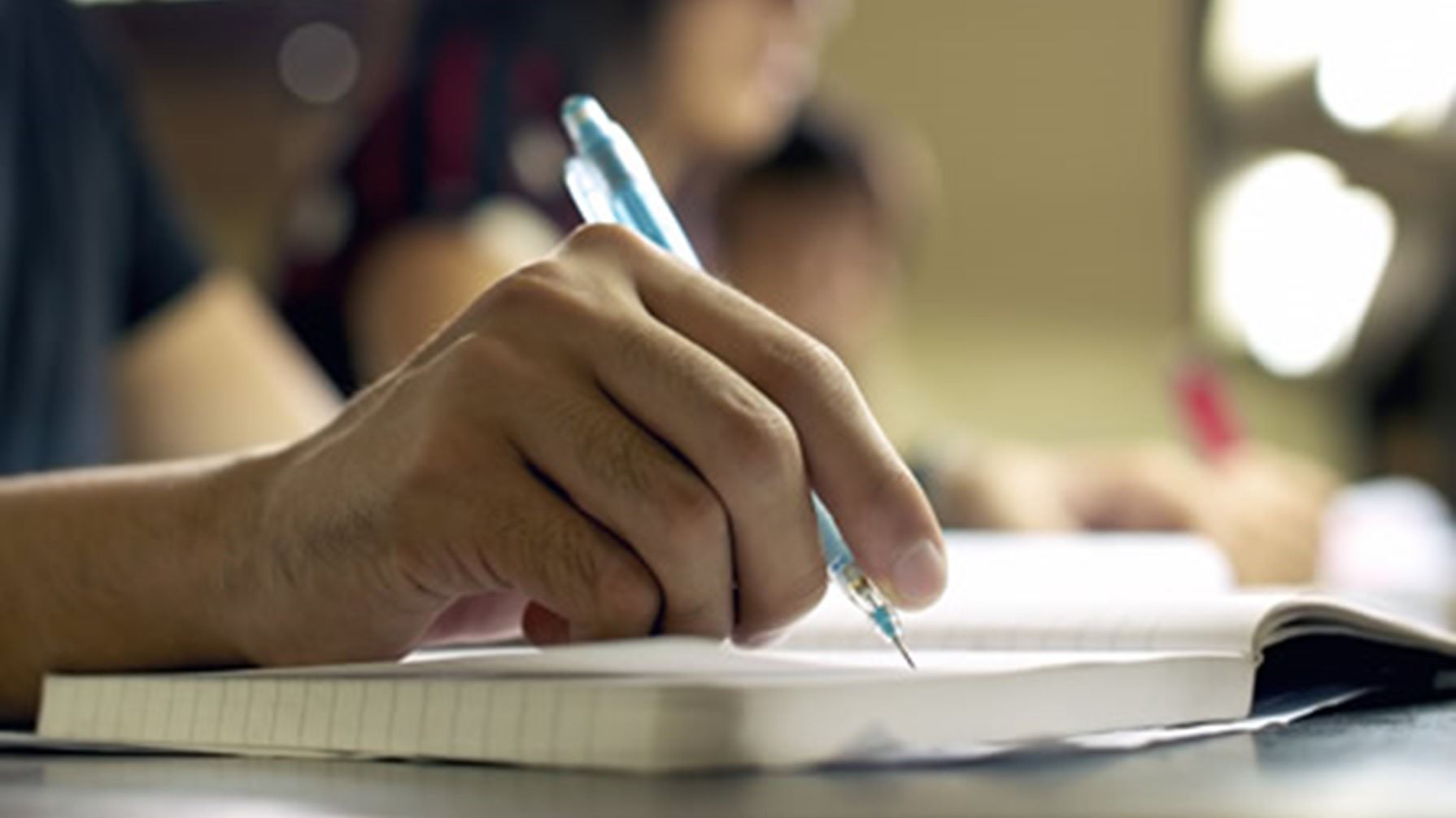 Mano con lápiz mecánico escribiendo