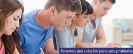 Grupo de jóvenes concentrados en escritura