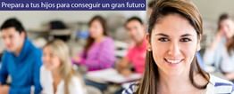 Mujer sonriendo. Al fondo grupo de estudiantes